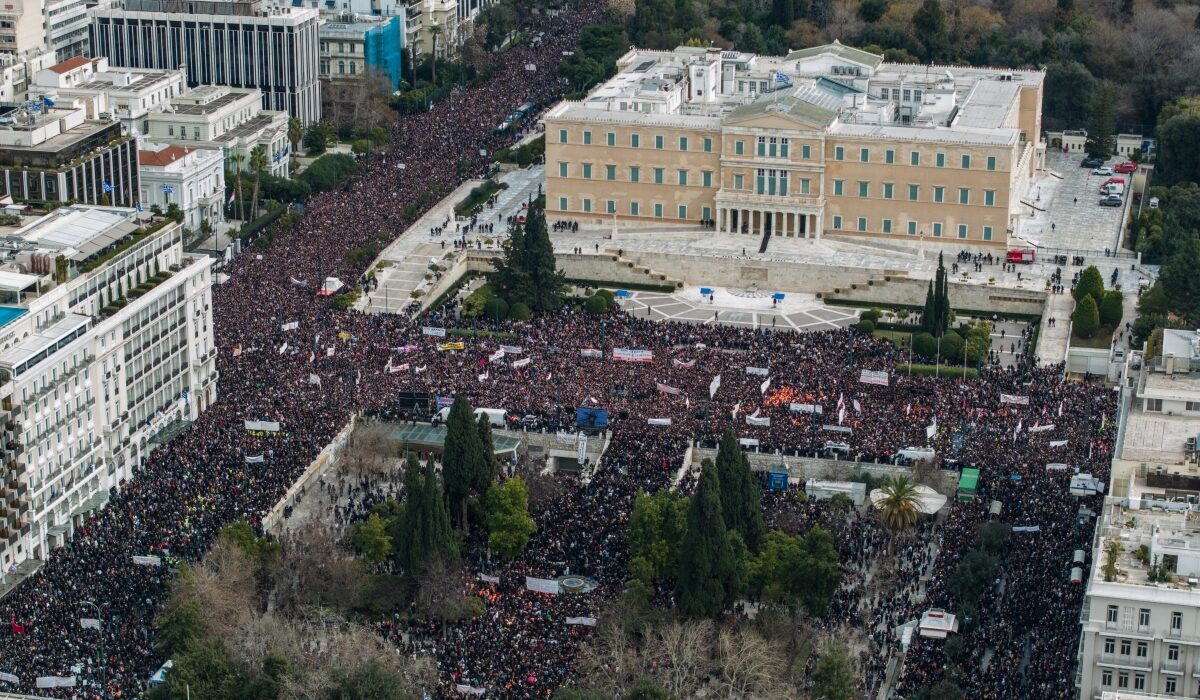 Πανοραμική εικόνα από τη μεγαλειώδη συγκέντρωση στο Σύνταγμα για τα Τέμπη