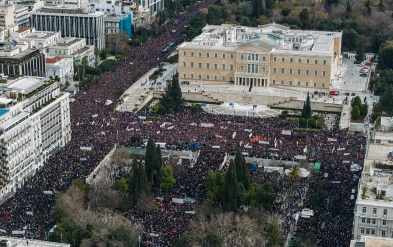 Πανοραμική εικόνα από τη μεγαλειώδη συγκέντρωση στο Σύνταγμα για τα Τέμπη