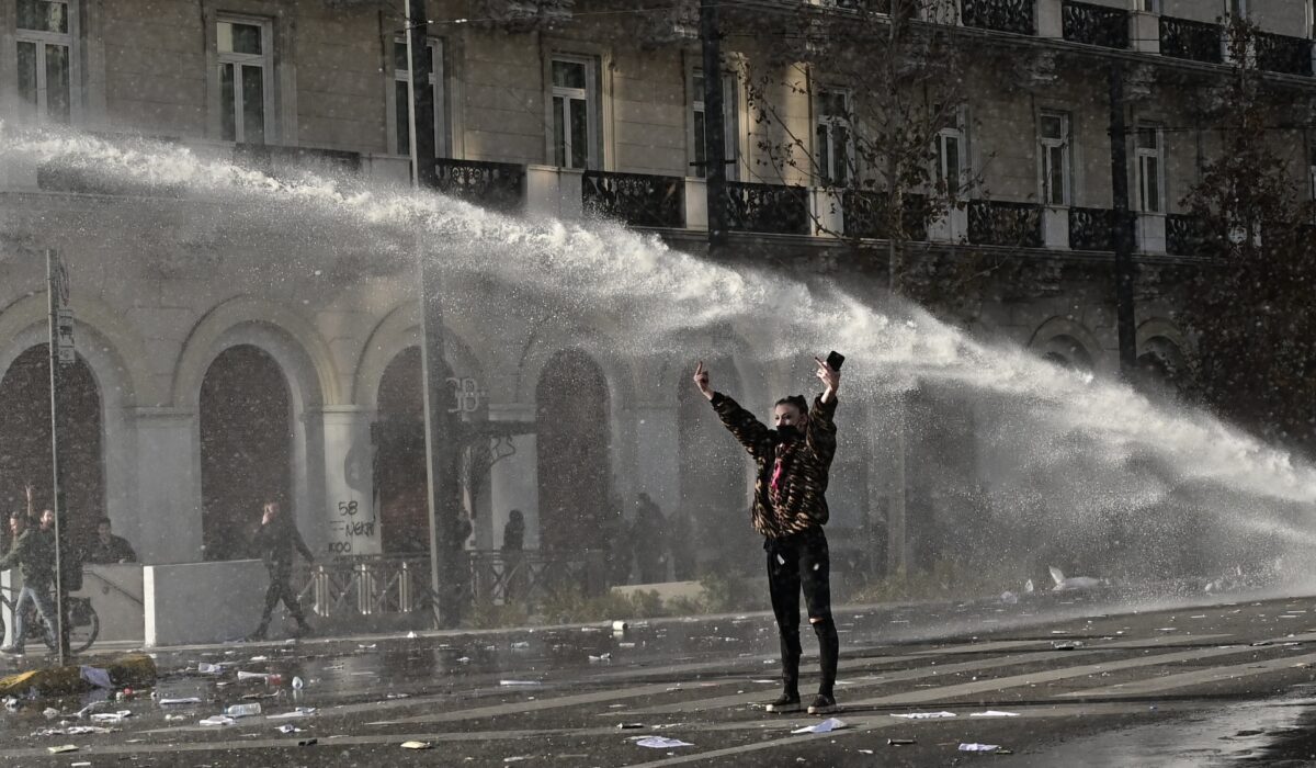 Ο Νίκος Πλακιάς για τη διαδηλώτρια