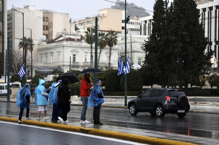 Σάκης Αρναούτογλου