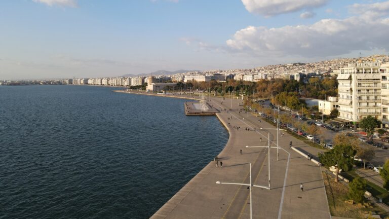 Συναγερμός στη Θεσσαλονίκη για νεκρή γυναίκα στον Θερμαϊκό