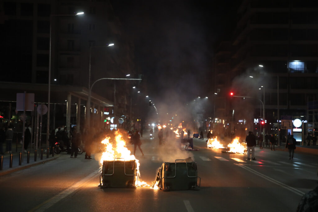 Επεισόδια στη Θεσσαλονίκη στο συλλαλητήριο για τα Τέμπη