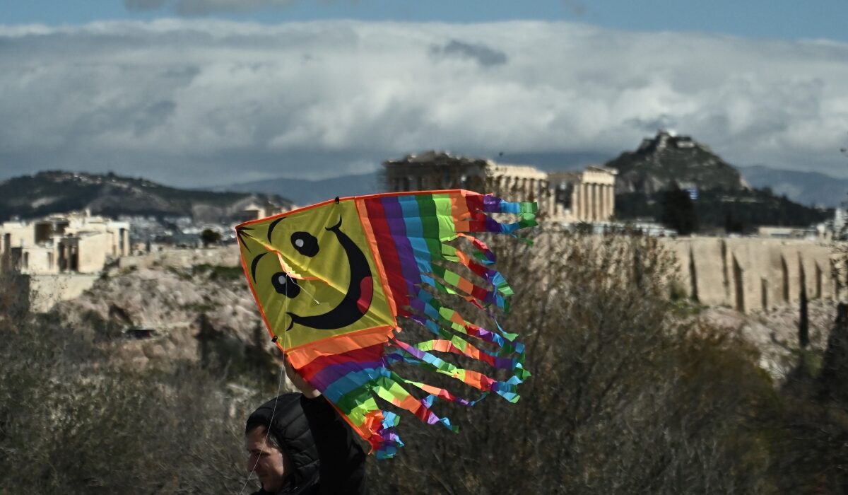 Πληθος κόσμου στο Λόφο Φιλιποπάππου για τον εορτασμό της Καθαράς Δευτέρας