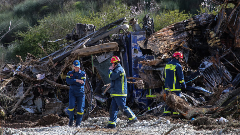 Τέμπη: Κλιμάκιο της Πυροσβεστικής στο Κουλούρι για την εμπορική αμαξοστοιχία