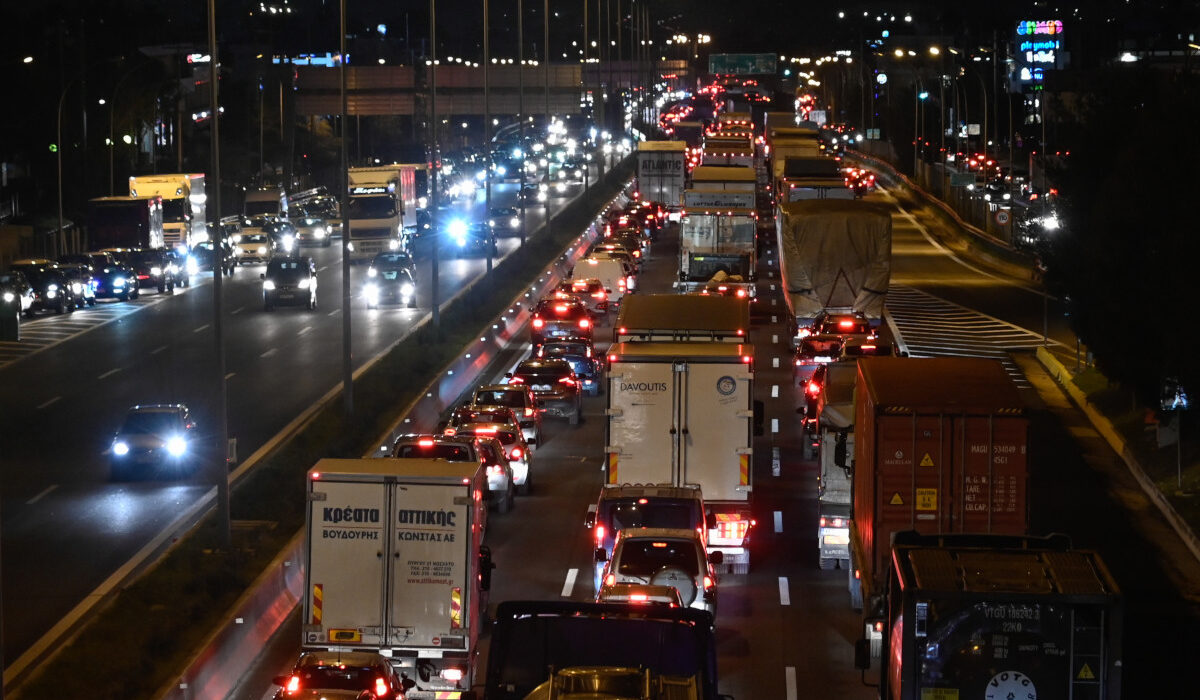 Τροχαίο στην εθνική οδό Αθηνών - Λαμίας, έντονο μποτιλιάρισμα