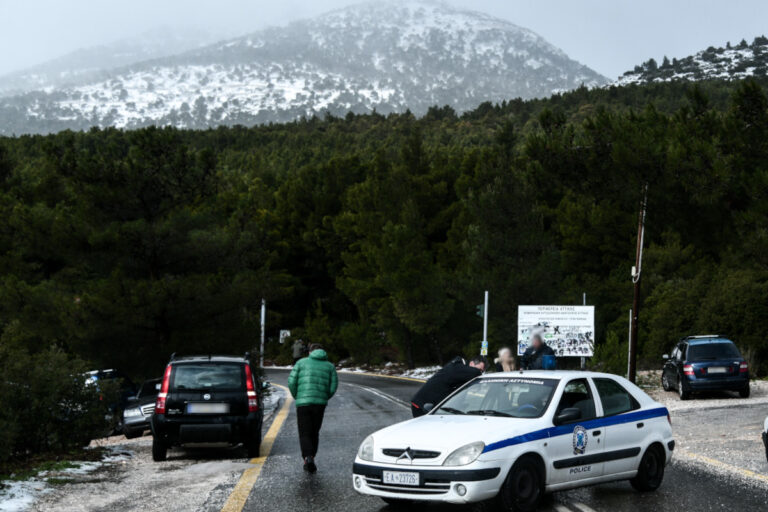 Χιόνια στην Πάρνηθα διακοπή της κυκλοφορίας Αστυνομία