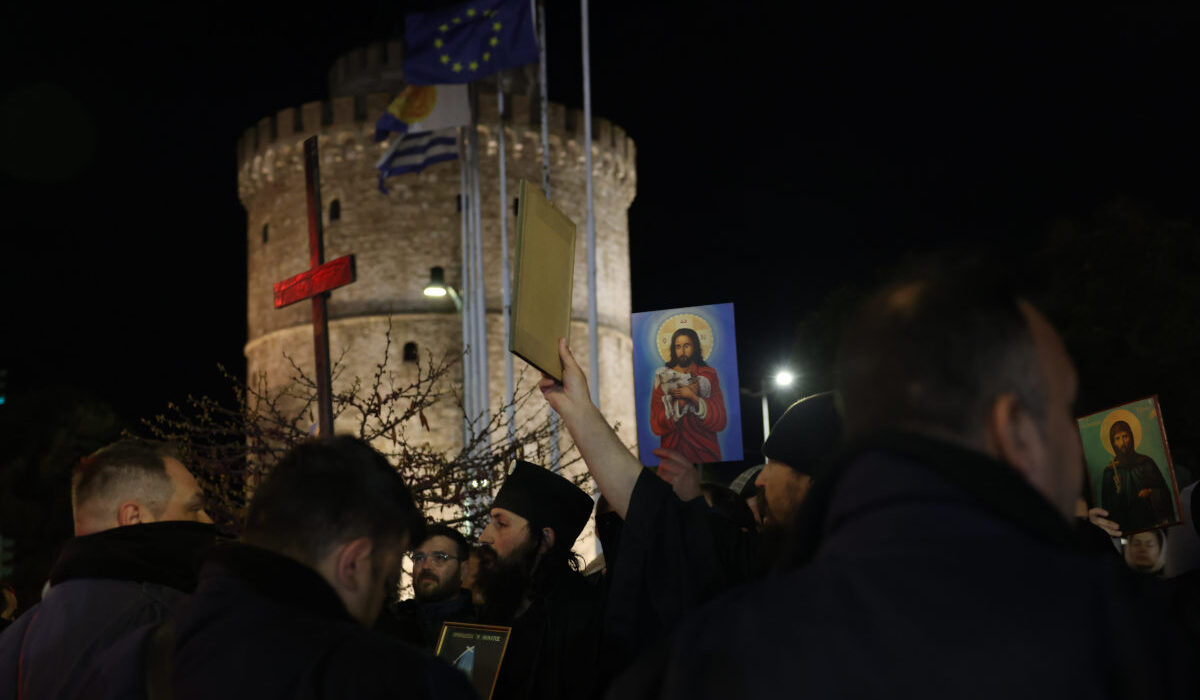 Ένταση και προσαγωγές έξω από το θέατρο στο οποίο έδινε παράσταση ο Χριστόφορος Ζαραλίκος